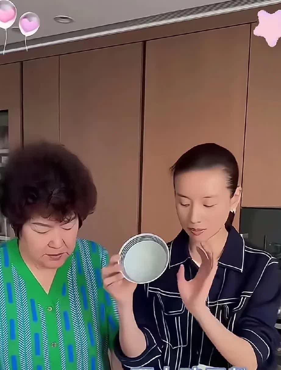 演员董洁和她的妈妈，母女俩长得不太像，董洁长着一张看起来不会骗人单纯的脸蛋