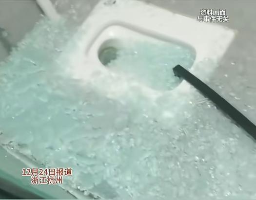 “太吓人了！”近日，浙江杭州，一9岁女孩在自家浴室洗澡时，突然传出砰的一声，而后
