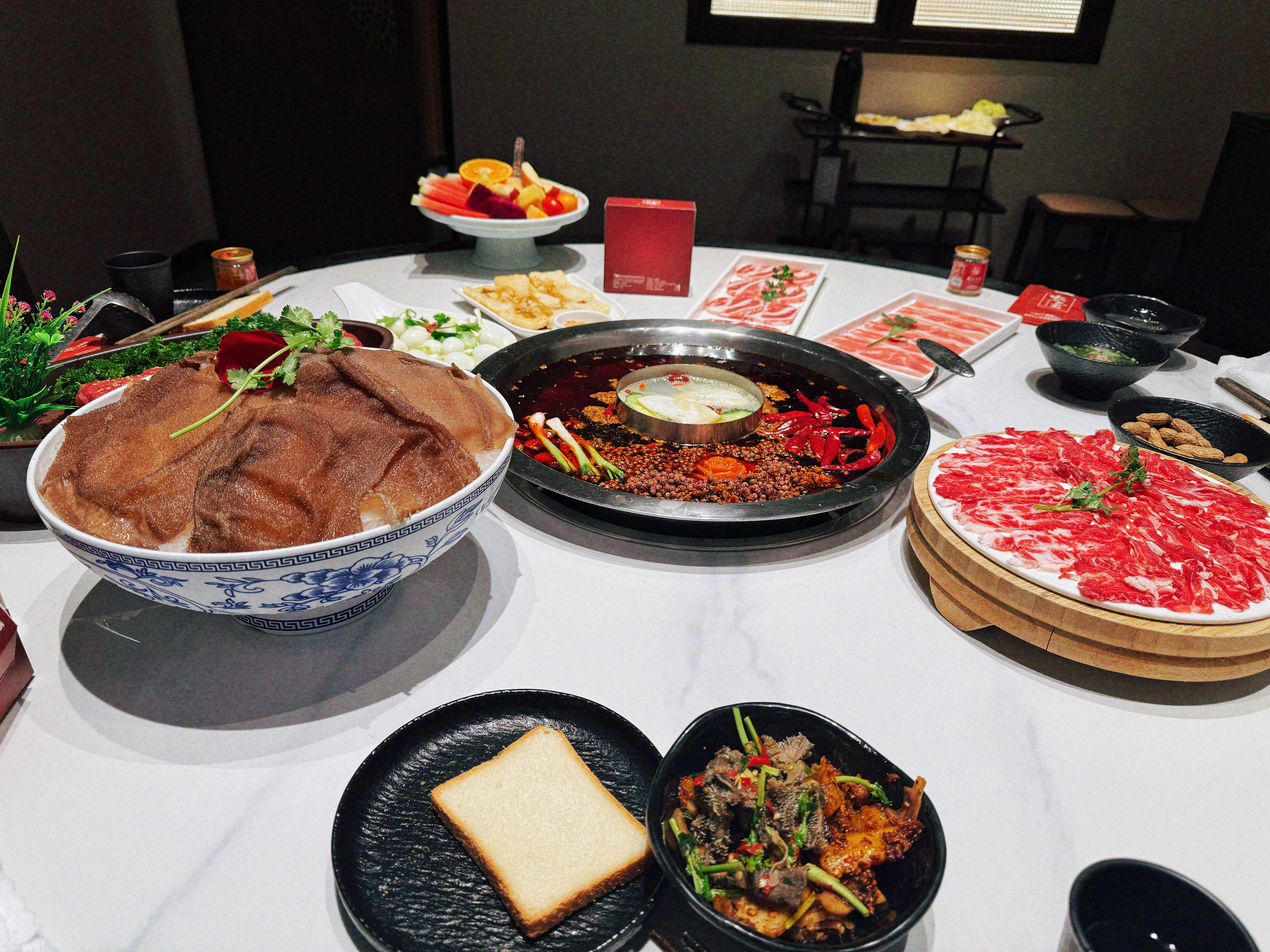 请外地朋友吃火锅，菜还没上齐，用来吸油的面包片已经被朋友吃了