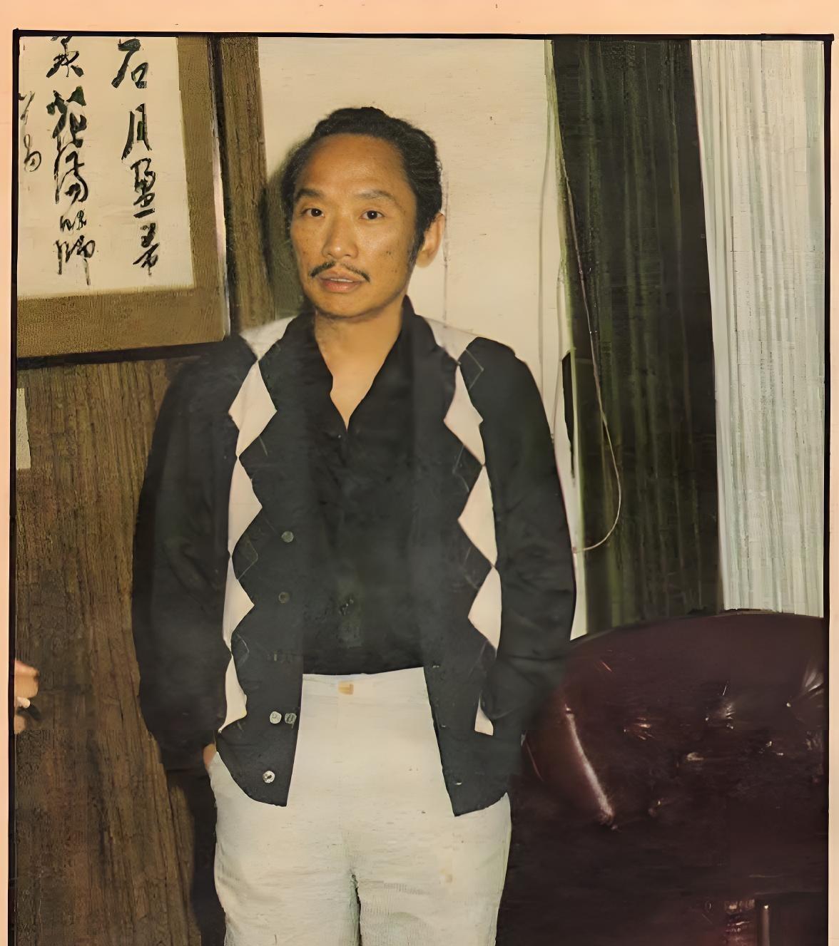 1985年，古龙下葬时，陪葬了48瓶XO酒，朋友蔡澜说：“万一有盗墓贼来偷酒，古