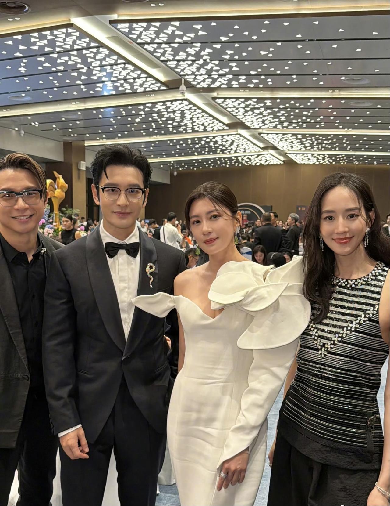 近日，贾静雯晒与众星合影，她参加金鸡百花电影节，一袭白色礼服裙亮相，真的好美啊。