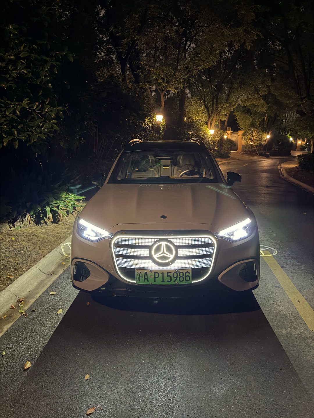 奔驰glc这个发光隔珊看久了还挺帅的[捂脸哭]小区夜景展示图⬇️。如果我没记错的话，这也是个复古未来