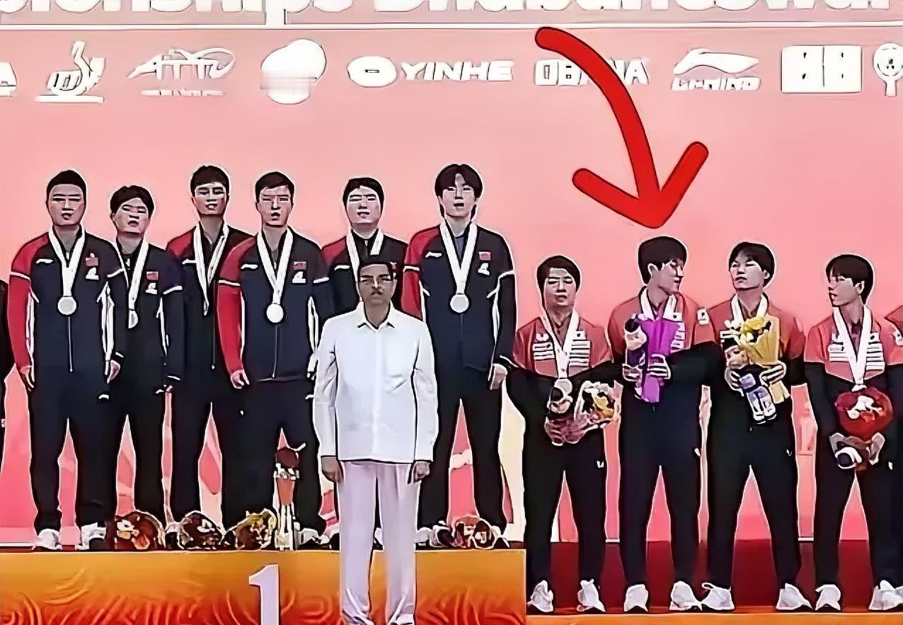 升国旗时全场肃立唯独他在交头接耳这个画面太刺眼颁奖台上两国选手都在向国
