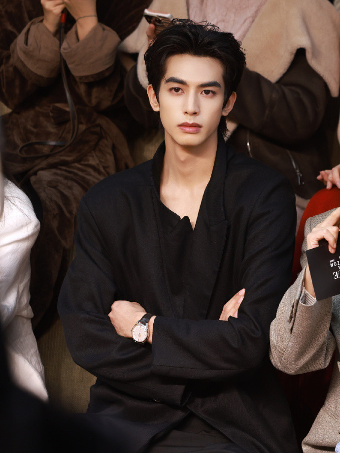 1、鞠婧祎的《万花世界》项目延期了，大约5月左右才能开机。2、宋威龙接下来会官宣