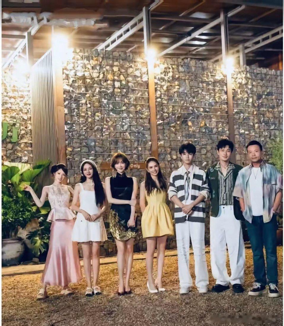 黄晓明带着一帮《中餐厅》的成员合影了，男帅女靓，黄晓明是真的一点也不显老啊！明星
