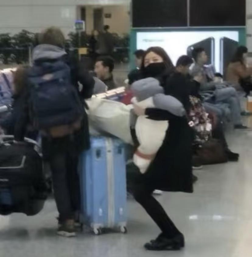 这张陈妍希抱着儿子小星星在高铁站的照片，当时她独自带着孩子回陈晓的老家合肥过年。