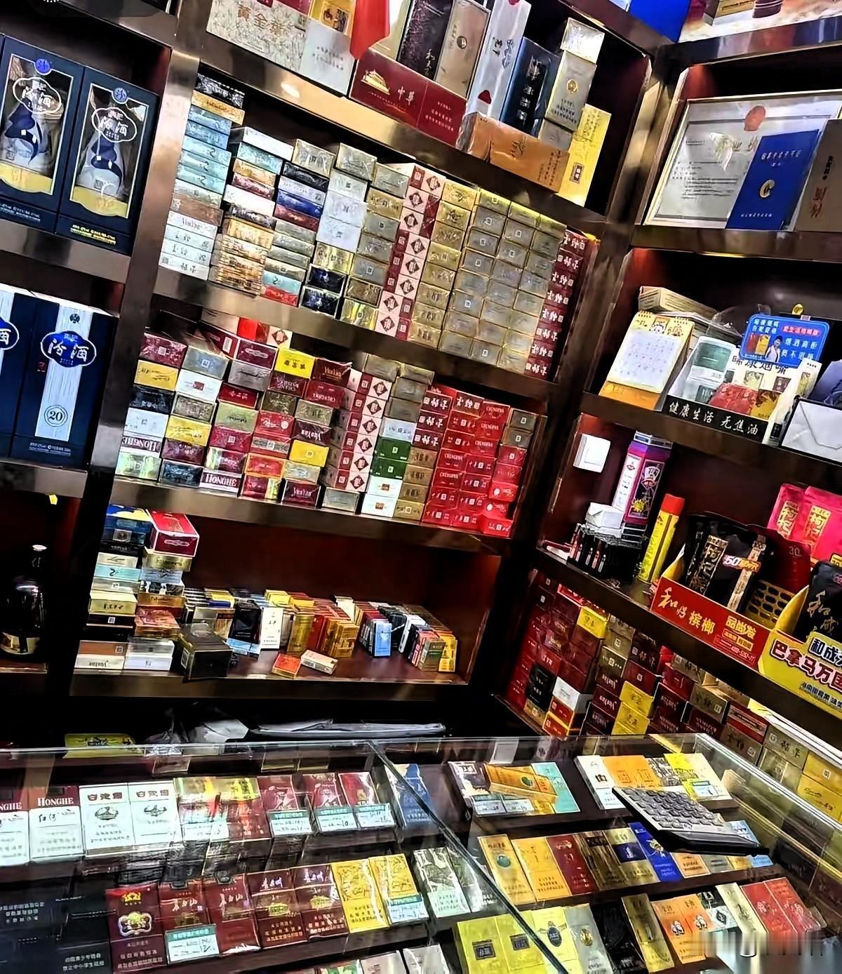 时代甩你巴掌的时候，连个响都听不见。守了十六年的烟酒店，如今连瓶晒褪了色的酒都