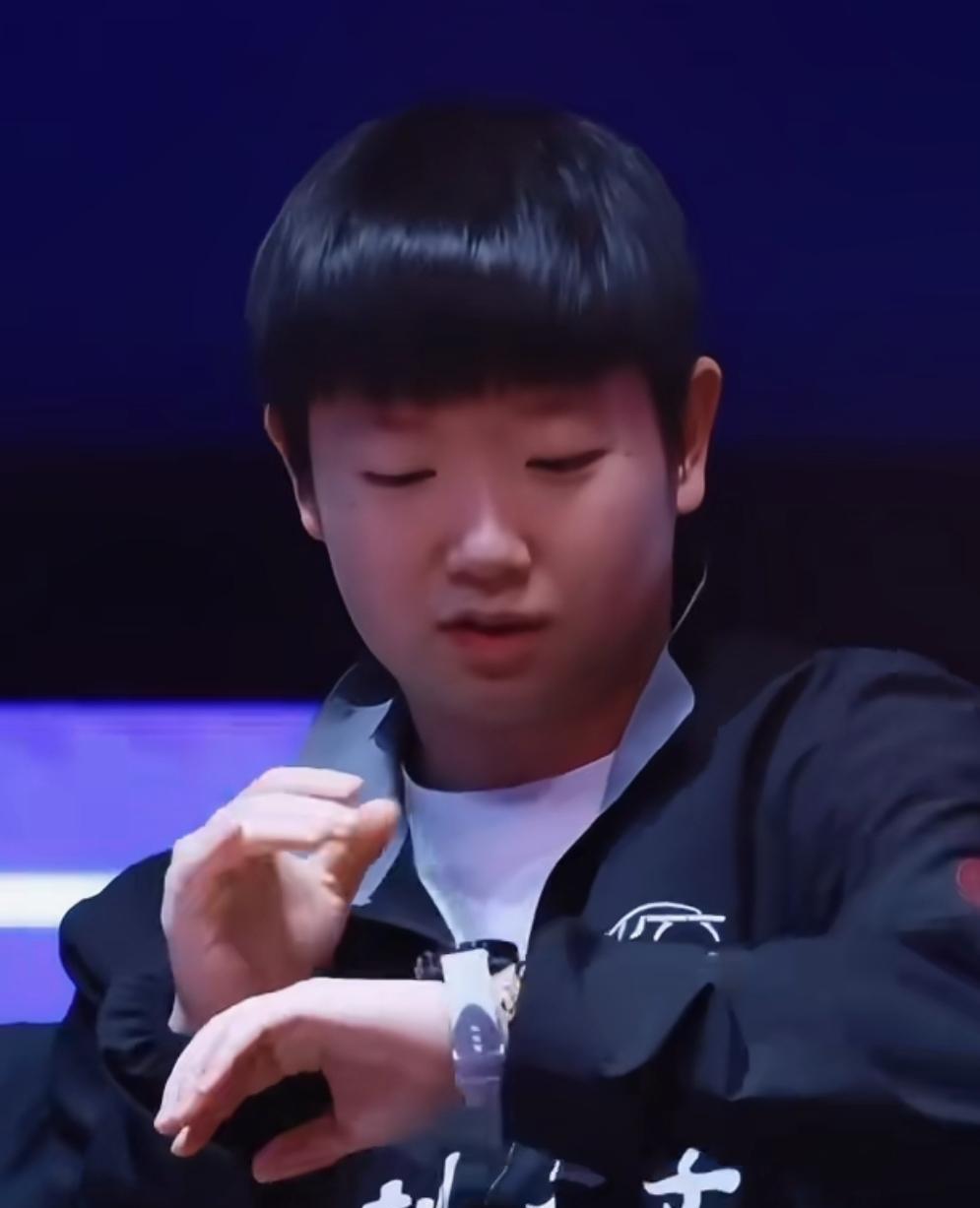 莎莎不停地看表，是想在不得不走的那一刻，才离开一起打拼的小姐妹，踏上回北京