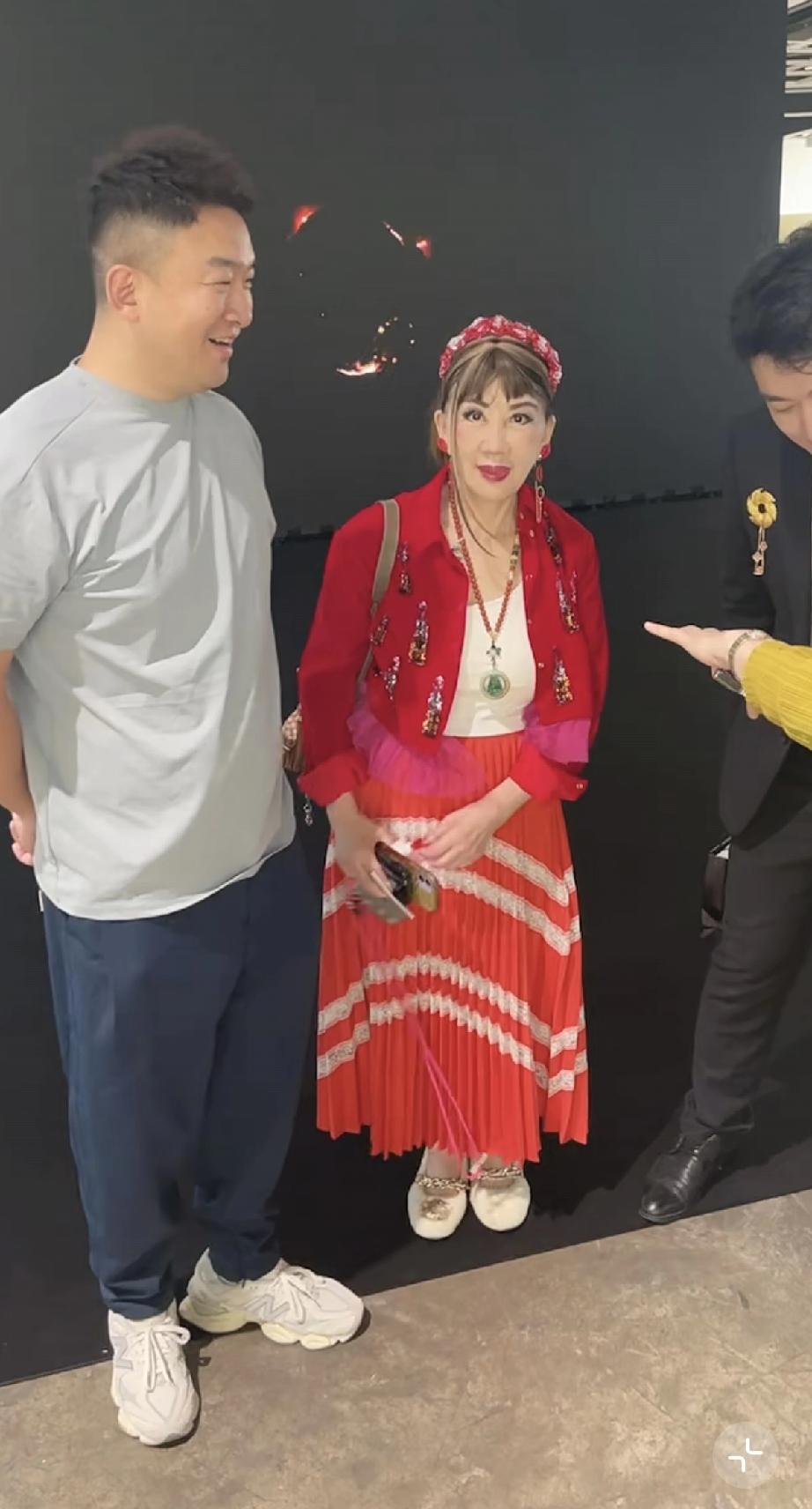 78岁宫雪花露面，身高缩水仍然性感，脸有点老了!近日，宫雪华罕见现身与朋友相