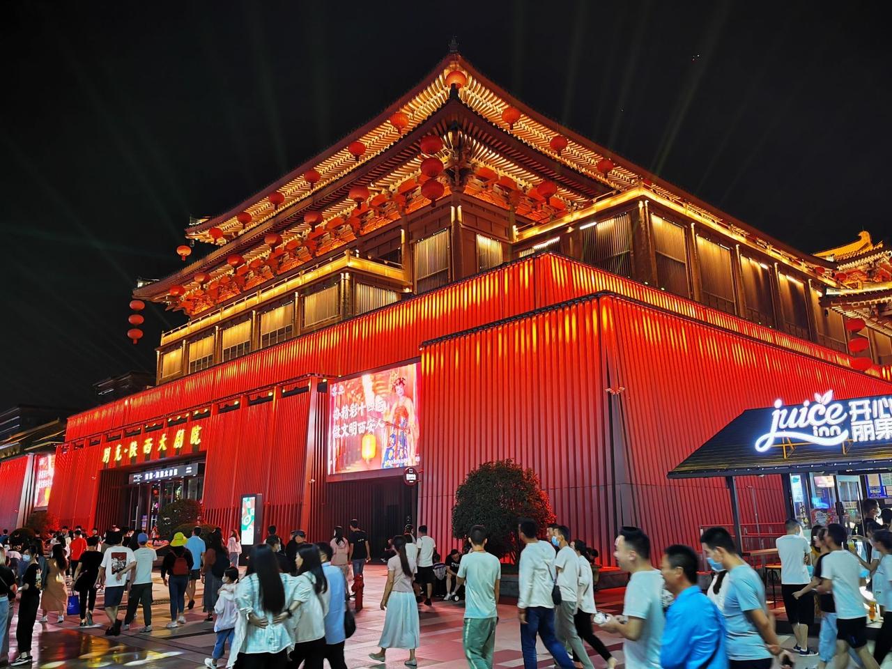 西安的大唐不夜城去了三次，说实话失望远大于期望，这条步行街根本就不配十三朝古都。