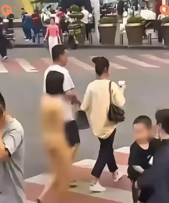 太不要脸了，礼义廉耻都不要了！女子因为3800的裙子当街脱光！一个女生因为男