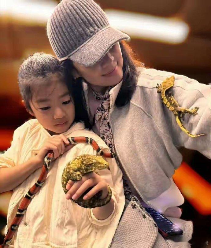 章子怡深夜晒娃，儿女正面照引关注。女儿灵动，与她越长越像；儿子帅气，神似汪峰，一