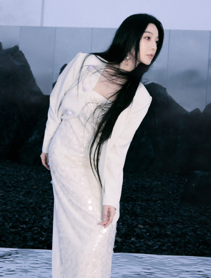 人生起落，以黑白为基调却也散发出耀眼而迷人的光彩