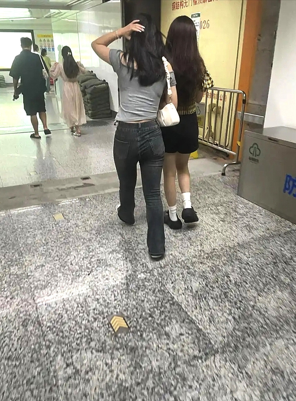 女生穿牛仔裤怎么都不系腰带，真不怕走光吗？