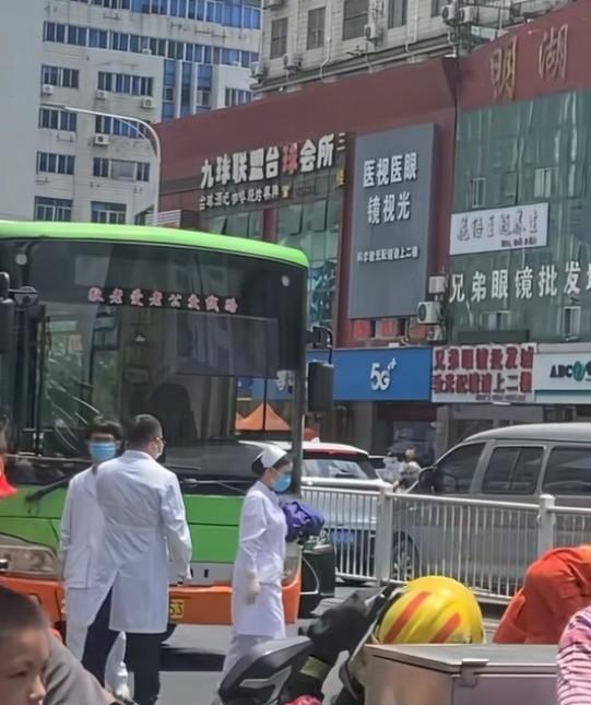 大单哦，南宁明秀路交通事故了，公交车和外卖快递电单车，在快车道发生碰撞，