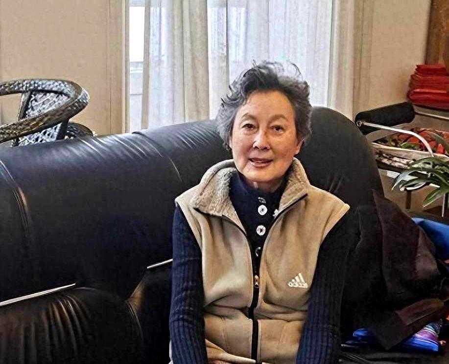 88岁还能把日子过得像慢镜头，才叫赢。向梅，这位老戏骨，如今在上海安稳生活，身