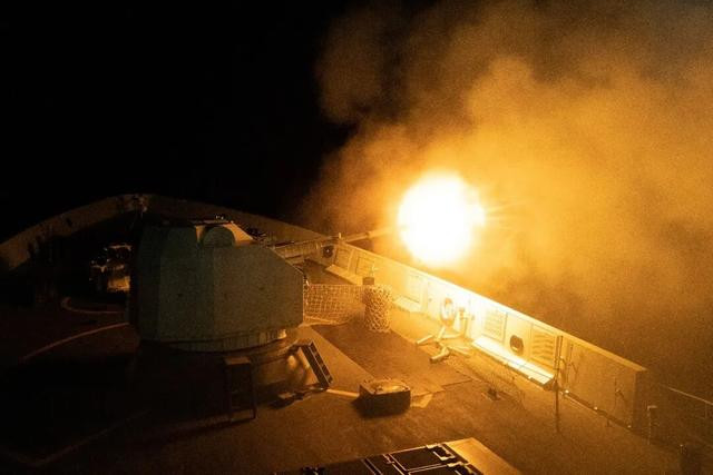 红河舰震撼亮相！海上猛虎艇实战演练展现虎威