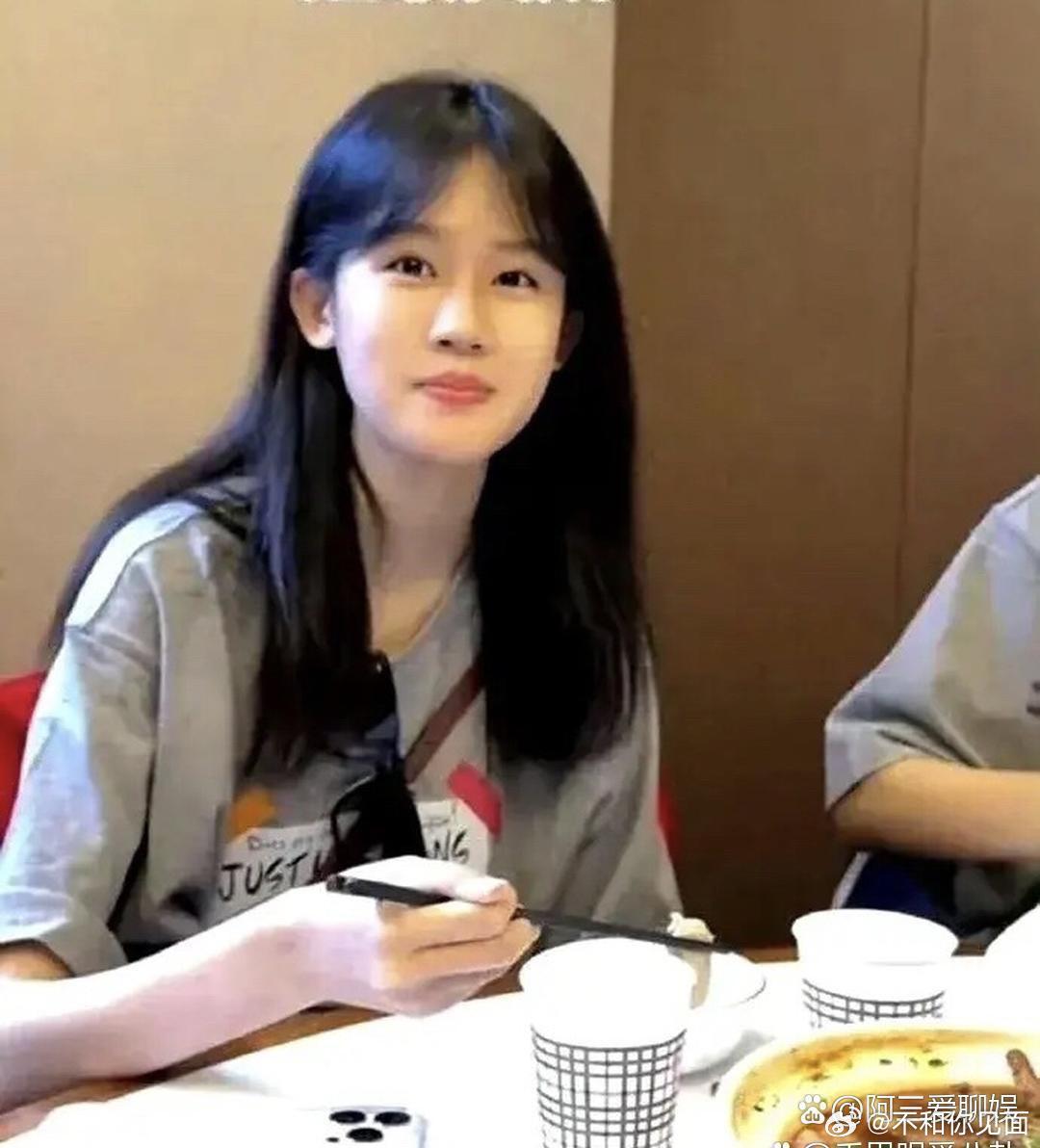 陆毅的大女儿长得挺清纯的，⁠第一眼看过去，跟章﻿泽天﻿有1点像，﻿漂亮‎又迷人‎