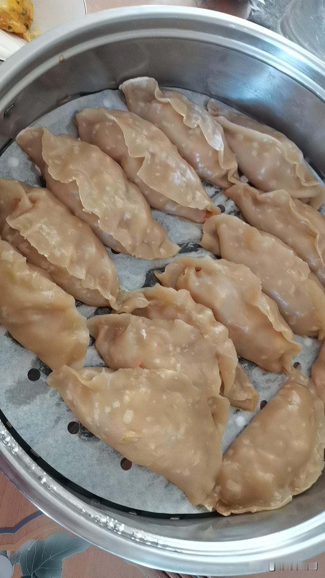 大家看看我今天吃的什么饭，莜面饺子，真不赖，超级筋道，我以前不会做，这次过年回去