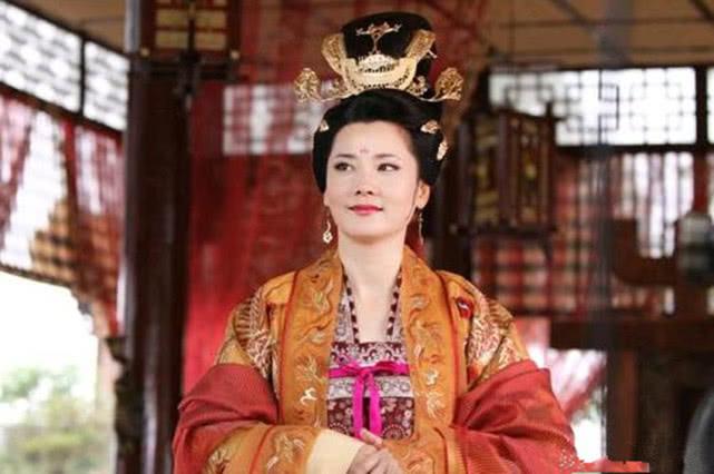 “史上最强皇后”韦后：穿龙袍、批奏章、掌禁军，却被史书钉在耻辱柱上300年！真相