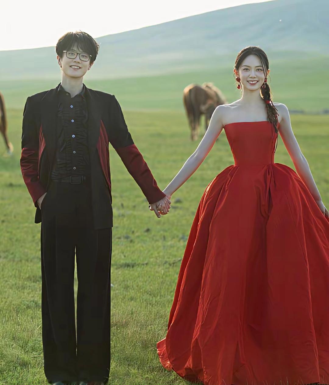 许嵩冯禧官宣结婚喜讯，并晒出了结婚照，一套中式许嵩穿着黑色西装，冯禧穿着红色礼服，一套西式许嵩穿着白