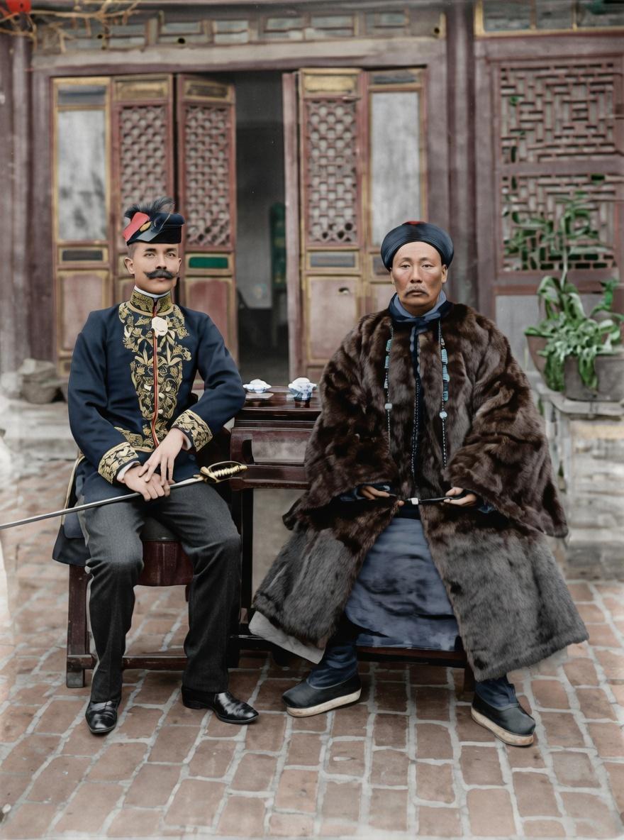 19世纪末，法国外交官方苏雅与晚清名将苏元春的一次会面后的合影。方苏雅1895