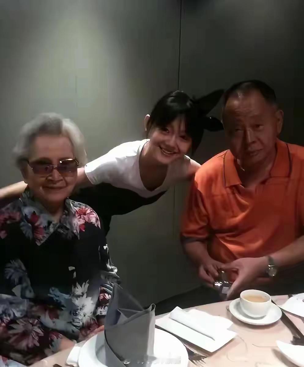这是大S刚结婚时，带着汪小菲回奶奶家的合照，那时的她34岁了​​​