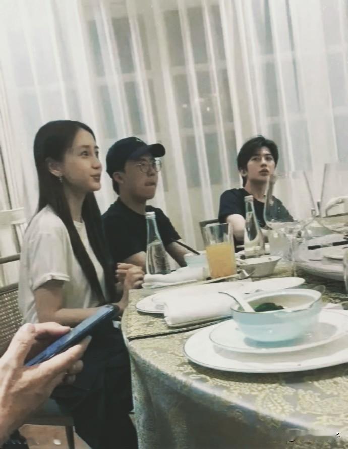 明星如果不化妆是什么样，在生活中是什么样子其实明星也是跟老百姓一样，随着年龄增