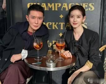 章泽﻿﻿天和杂志⁠﻿⁠总监刘冲﻿拍﻿‎‏了张合照，眼神‎特‏⁠别坚定...