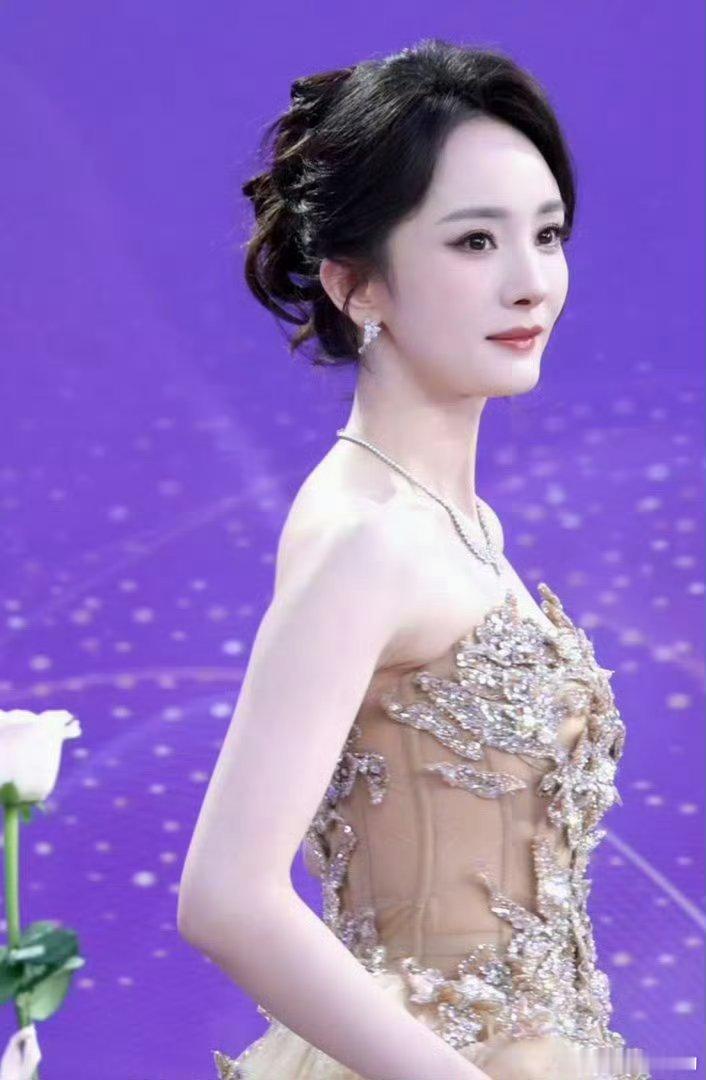 杨幂现场换发型了红毯慵懒，内场利落，两套发型一秒切换，造型团队这次必须加鸡腿！幂