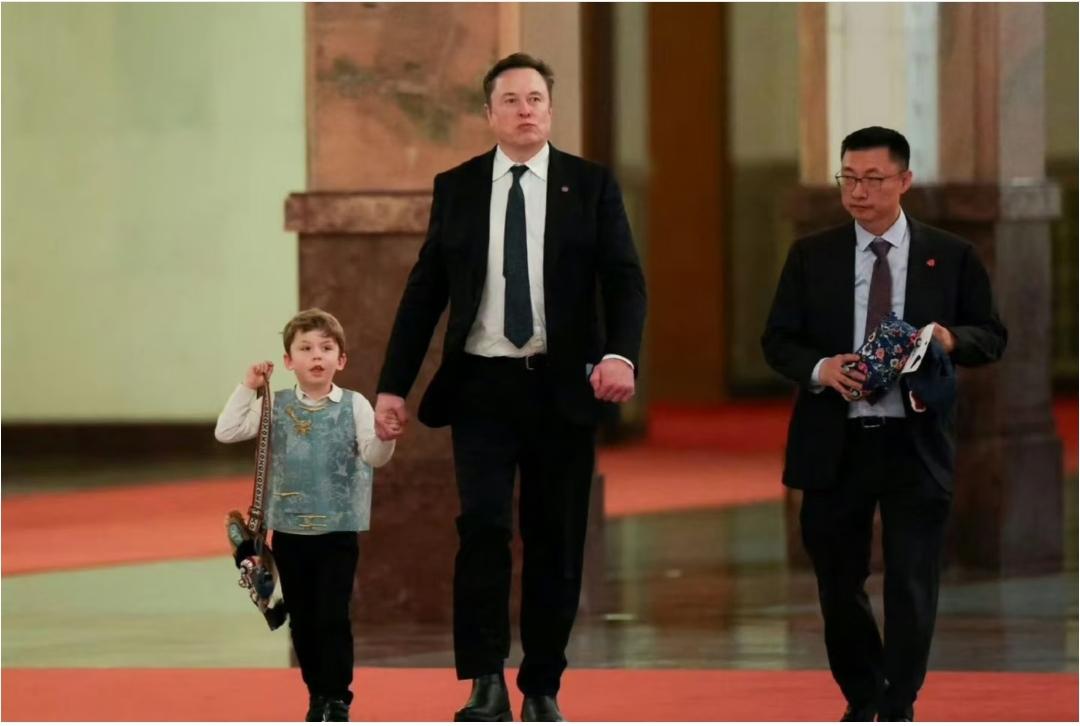 谁能想到平日里气场强大的马斯克，来到咱们这边完全没了大佬架子，一举一动都随性