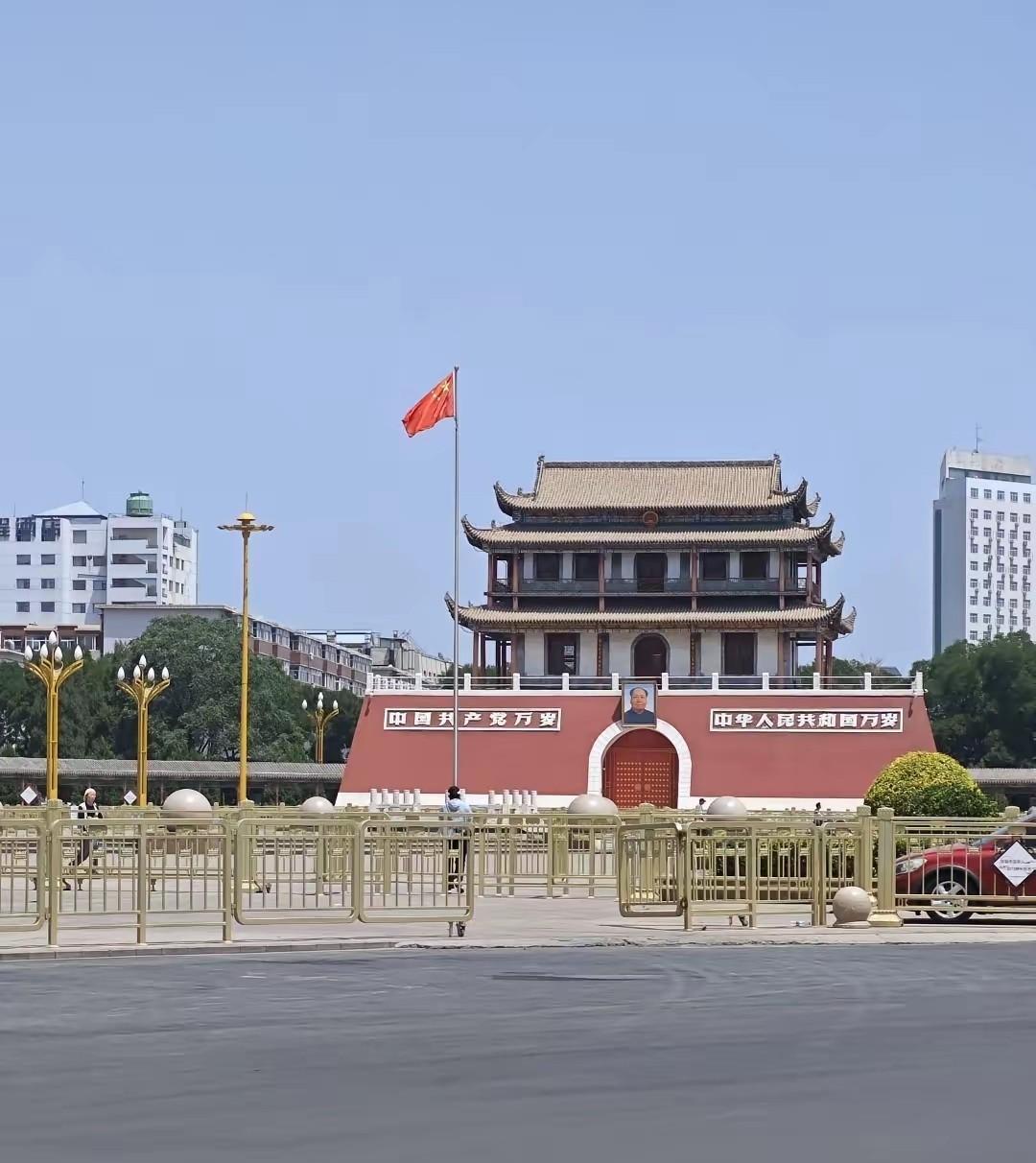 国庆假期去了趟上海外滩，看了东方明珠电视塔，还去了趟首都北京看到了壮观的天安门，