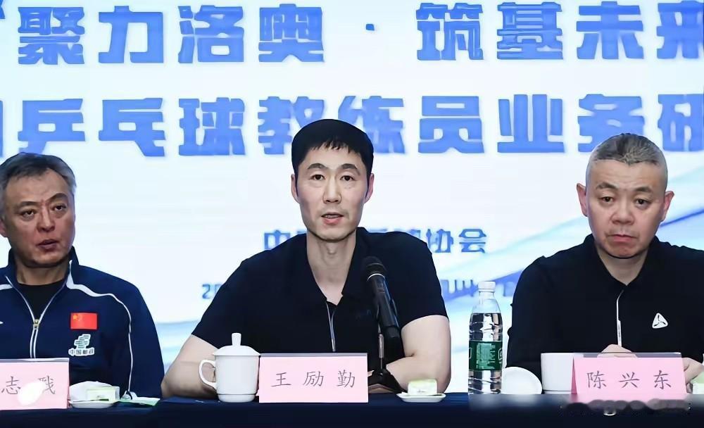 王励勤最近有点进退两难！最近，国乒男队的成绩一落千丈，王励勤受到广泛质疑。有的