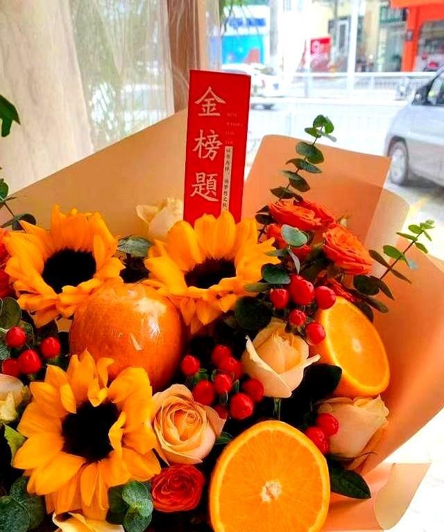 婆婆到儿子家看望即将高考的孙子，被儿媳拒之门外。楼道里脚步声噔噔响，婆婆提着两