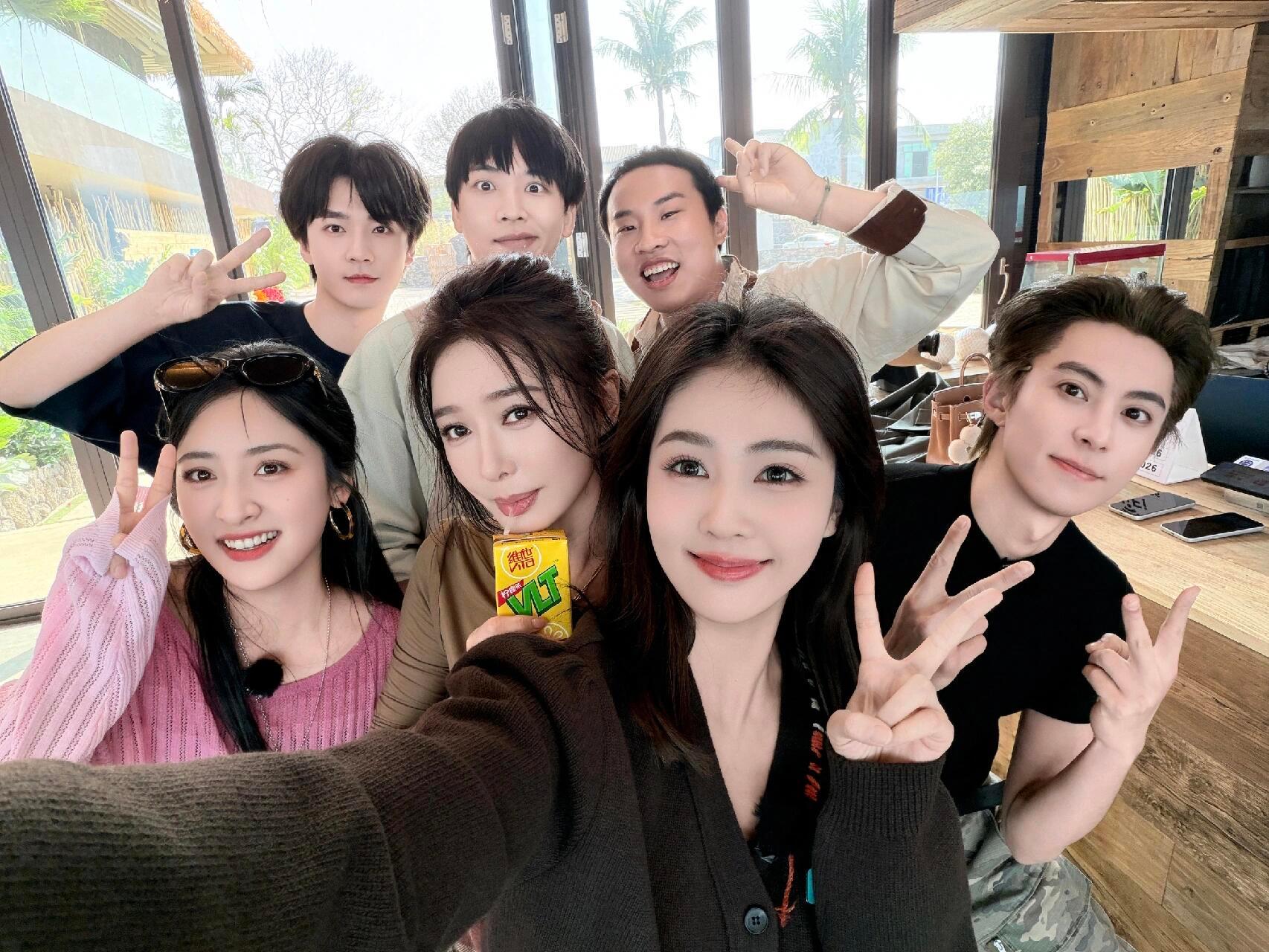 捡到两张亲爱的客栈合照特别萌的白鹿还拿着手机敬礼🫡比耶✌🏻看到拼图啦的确