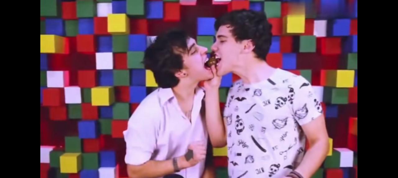 外国人吃卤蛋——网上视频：外国人吃中国卤蛋，一个个吃出了表情包，有的说有茶香味