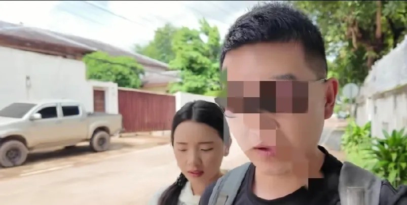 阿诗回国路上遇大难题阿诗本来以为回中国看妈妈没啥难，可现