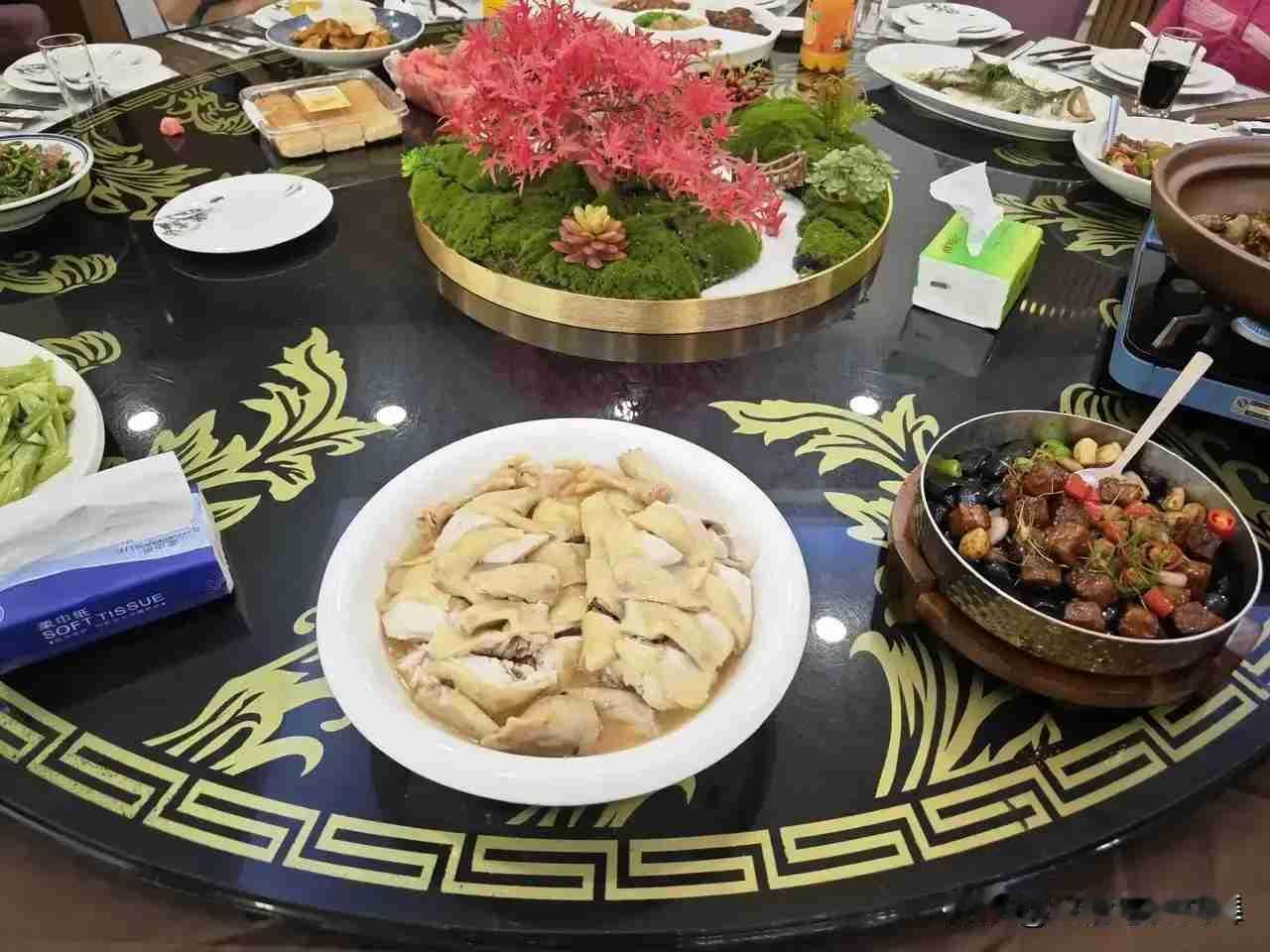 五一放五天假，老妈4月30号就通知花工五一假期暂停搭食。五一中午大家到酒楼聚