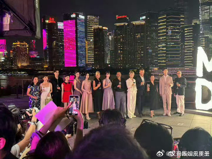 来看迪奥活动大合照两大迪奥女郎迪丽热巴、刘雨昕待遇如何？​​​迪奥活动​​​