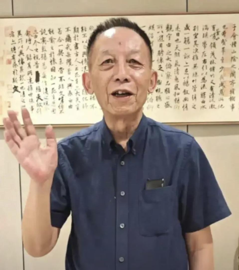 武大当年有多眼拙？41岁的易中天课讲到学生挤破窗，却因没本科学历、不会钻营，