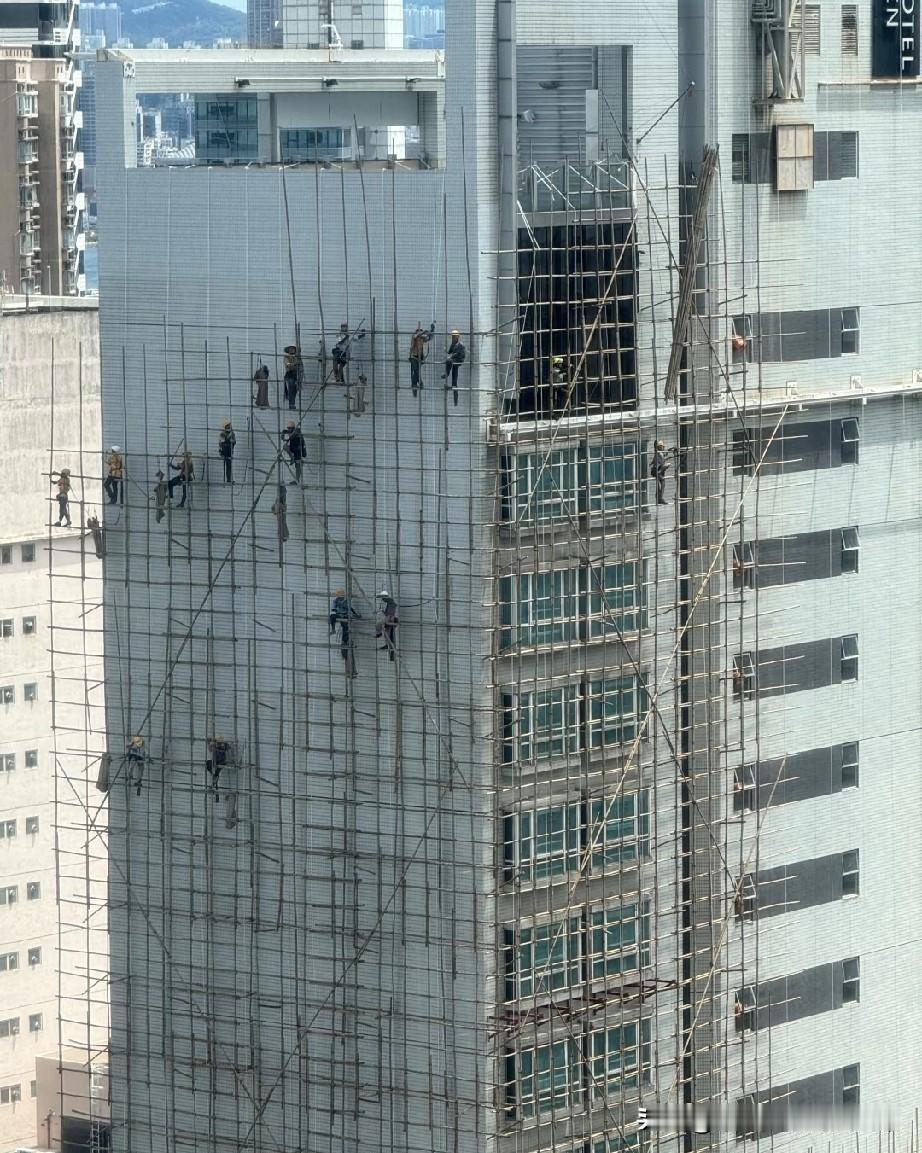 香港搭棚技术亚洲第一！在香港的摩天楼丛林里，一群“竹上飞人”正上演现实版“
