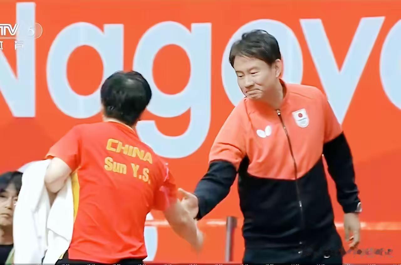 孙颖莎4:1拿下早田希娜之后，和中泽锐握手的时候，看到他这师哥的表情了吗？中泽