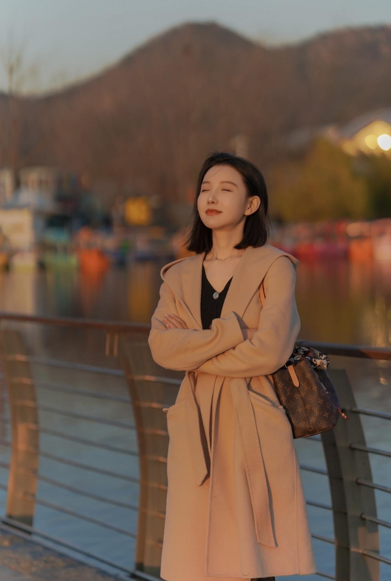 什么样的穿搭可以成为气质女神?秋风起，落叶舞，美人行。