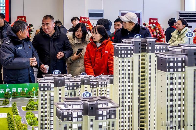 很多房东都挺单纯的。他们看到现在一些城市发工资都困难了，他们想的是赶紧刺激房价