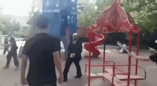 莫斯科街头，一个好事者扮演革命导师走到街上，结果被人围殴倒在街头。假如扮一个