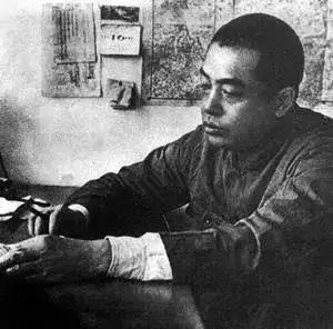 1942见，彭德怀的警卫员王满星正和未婚妻亲热，未婚妻突然阴森地说：“你去杀了彭