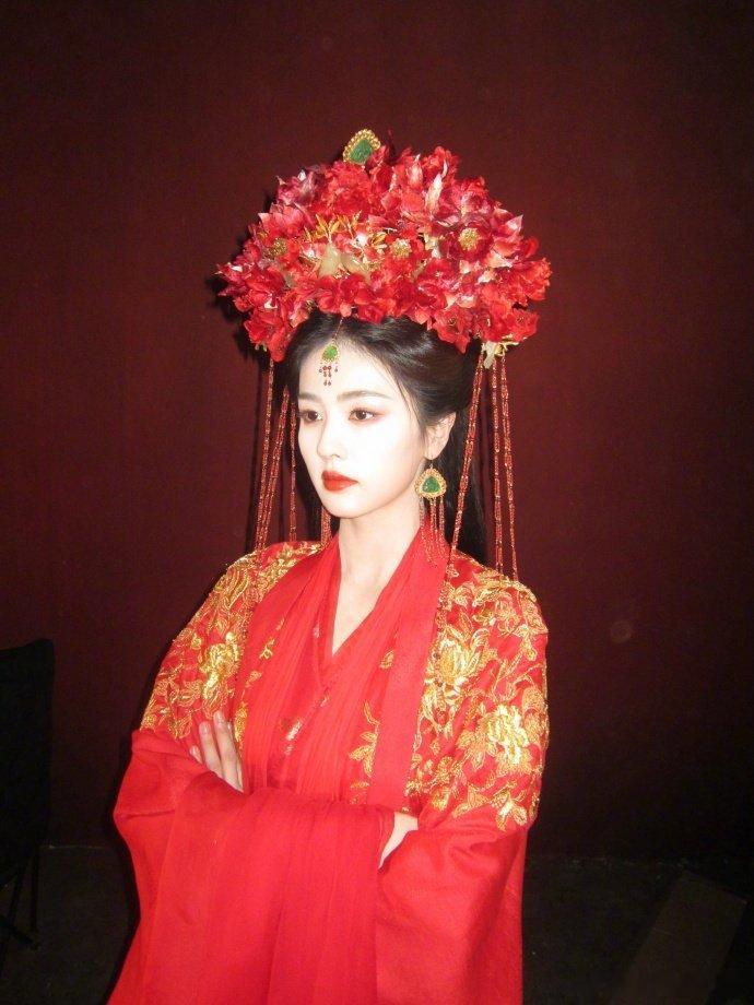 白鹿晒李青月红色婚服白鹿红色婚服造型白鹿李青月红色婚服太绝，红袍加身气场两米八