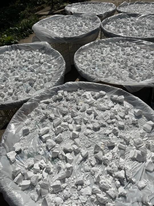 晒淀粉，晒淀粉！最近天天都在晒淀粉！这样的红薯淀粉有人喜欢吗？