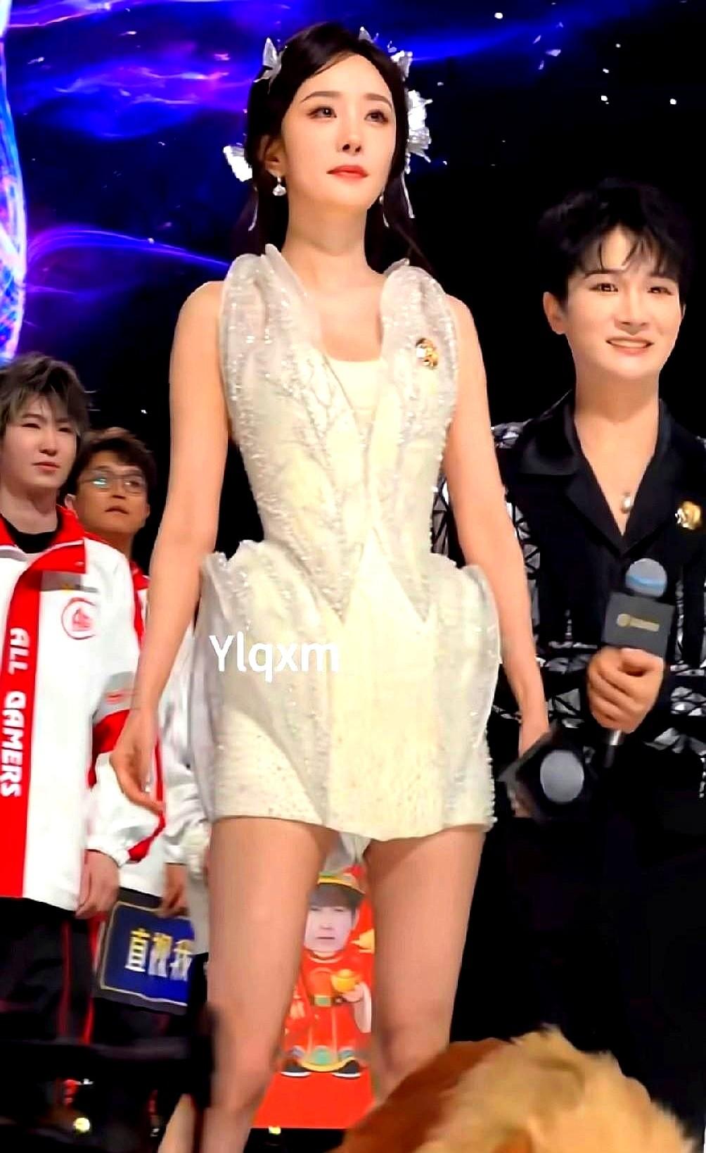 “杨幂被拍成一米五”冲上热搜那天，她真人正在台上和周深合唱，白裙及地，腰线到别人