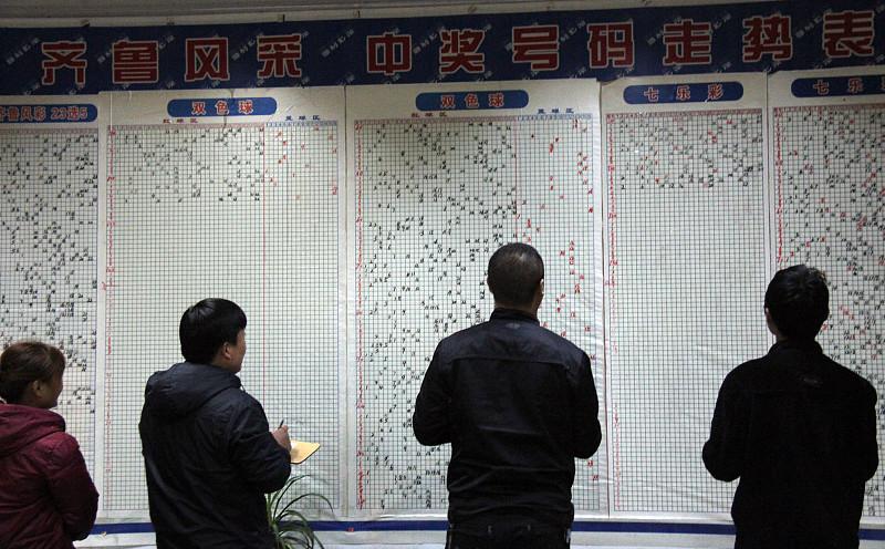我平时就爱蹲双色球，这么多年最多也就中过200块，每次兑小奖都能乐半天，总盼着哪